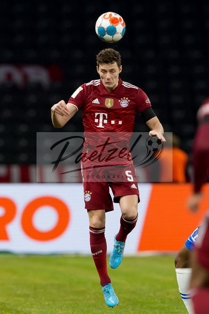 BSCFCB20220123_249 | Fussball, Herren: Benjamin Pavard (FC Bayern Muenchen) in Aktion, am Ball, Einzelaktion bei dem Spiel der 1. Bundesliga zwischen Hertha BSC und FC Bayern Muenchen im Olypiastadion am 23.01.2022 in Berlin, Deutschland.DFB / DFL REGULATIONS PROHIBIT ANY USE OF PHOTOGRAPHS AS IMAGE SEQUENCES AND/OR QUASI-VIDEO. - Realisiert mit Pictrs.com