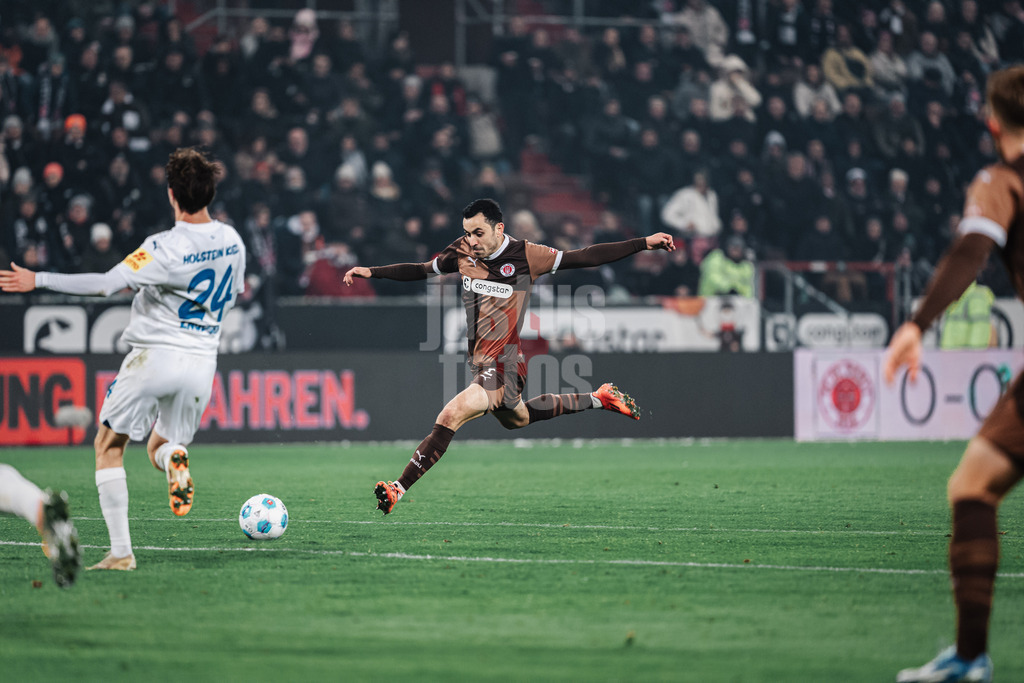 Fußball | Männer | Saison 2024/2025  | Fußball-Bundesliga | 12. Spieltag | FC St. Pauli vs. Holstein Kiel | 29.11.2024 | Manolis Saliakas (#2, FC St. Pauli) schießt das Tor zum 1:0