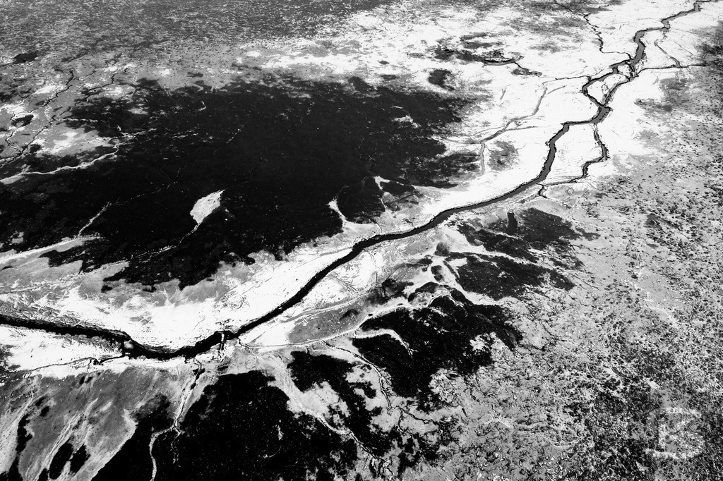 Ground Levels – Abstrakte Landschaften entwässerter Seen aus der Vogelperspektive | Ground Levels zeigt Drohnenaufnahmen entwässerter Seegründe, die zwischen Realität und Abstraktion oszillieren. Rinnsale, Pfützen und Muster verwandeln sich aus der Luft zu abstrakten Kompositionen – Fotokunst von Stefan Kuhn. - Realisiert mit Pictrs.com