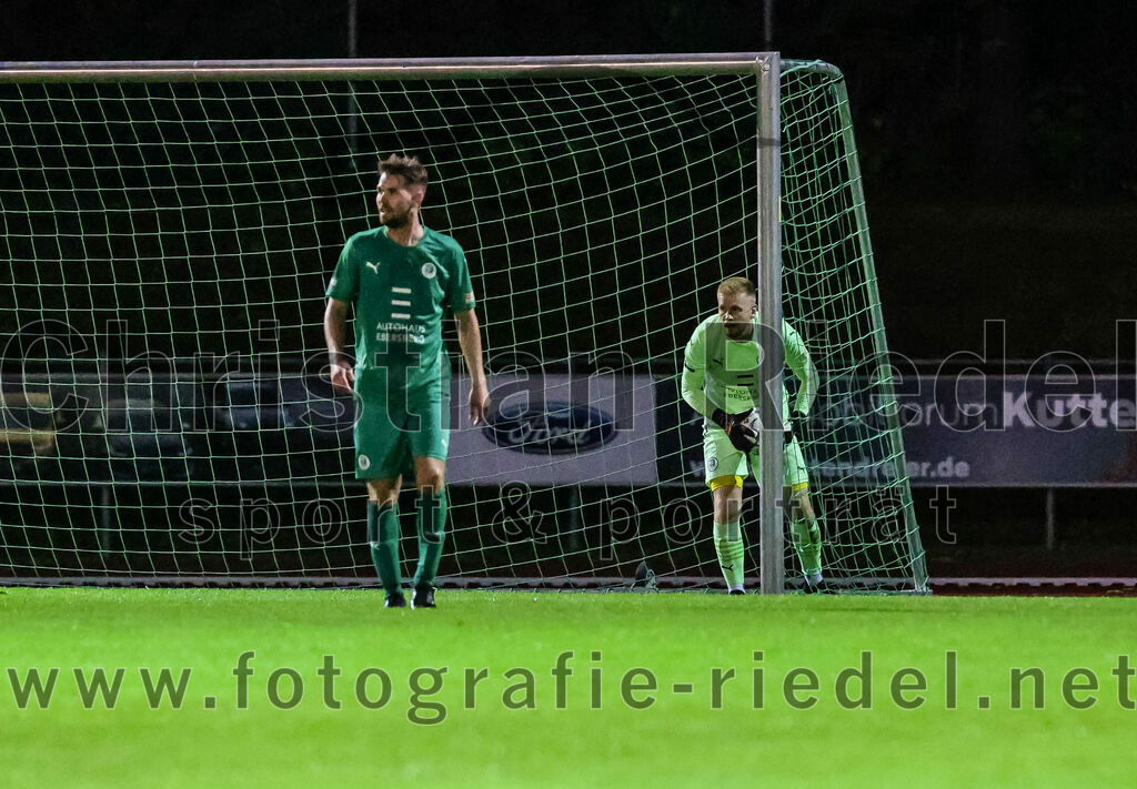 2023-09-01_037_SC_Baldham-Vaterstetten_gegen_TSV_1877_Ebersberg | Vaterstetten, Deutschland, 01.09.2023:
Fußball, Kreisliga 2023 / 2024, 3. Spieltag, SC Baldham-Vaterstetten gegen TSV 1877 Ebersberg, Ergebnis: 1:2

Jubel nach dem 1:2 durch Robin Baumann (SC Baldham-Vaterstetten, #13)
Stefan Niedermaier (TSV 1877 Ebersberg, #14), Torwart Marinus Pohl (TSV 1877 Ebersberg, #25)

Foto: Christian Riedel / fotografie-riedel.net