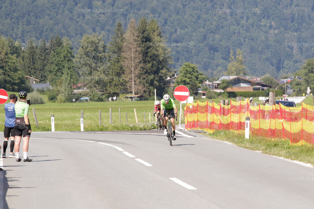 1135_20230817_Bewerb_Maenner_Muehlanger | AUT - OESTERREICH, 2023-08-16: SPORT RENNRAD-FAHREN - 55. INTERNATIONALER RADWELTPOKAL IN ST. JOHANN IN TIROL  - Vintage-Radrennen mit WM-Bronze-Medaillen-Siegerin Christina Schweinberger, den Teilnehmer und Alexander Baumann (vom Orginastions-Team) - TAG 2 BEWERB MAENNER IN SECHS GRUPPEN  ; Foto: Roland Muehlanger