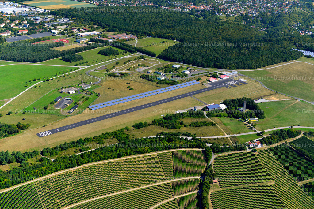3651211 | WüRZBURG 31.08.2016 Flugplatz " Würzburg-Schenkenturm " an der Start- und Landebahn zwischen Weinbergen, Photovoltaikanlage und " Balthasar-Neumann-Kaserne " im Ortsteil Veitshöchheim in Würzburg im Bundesland Bayern, Deutschland. Weiterführende Informationen bei: Flugsport-Club Würzburg e.V.. // Airfield "Wuerzburg-Schenkenturm" at the runway between vineyards, photovoltaic system and "Balthasar-Neumann-Kaserne" in Wuerzburg in the state Bavaria, Germany. Further information at: Flugsport-Club Wuerzburg e.V.. Foto: Gerhard Launer