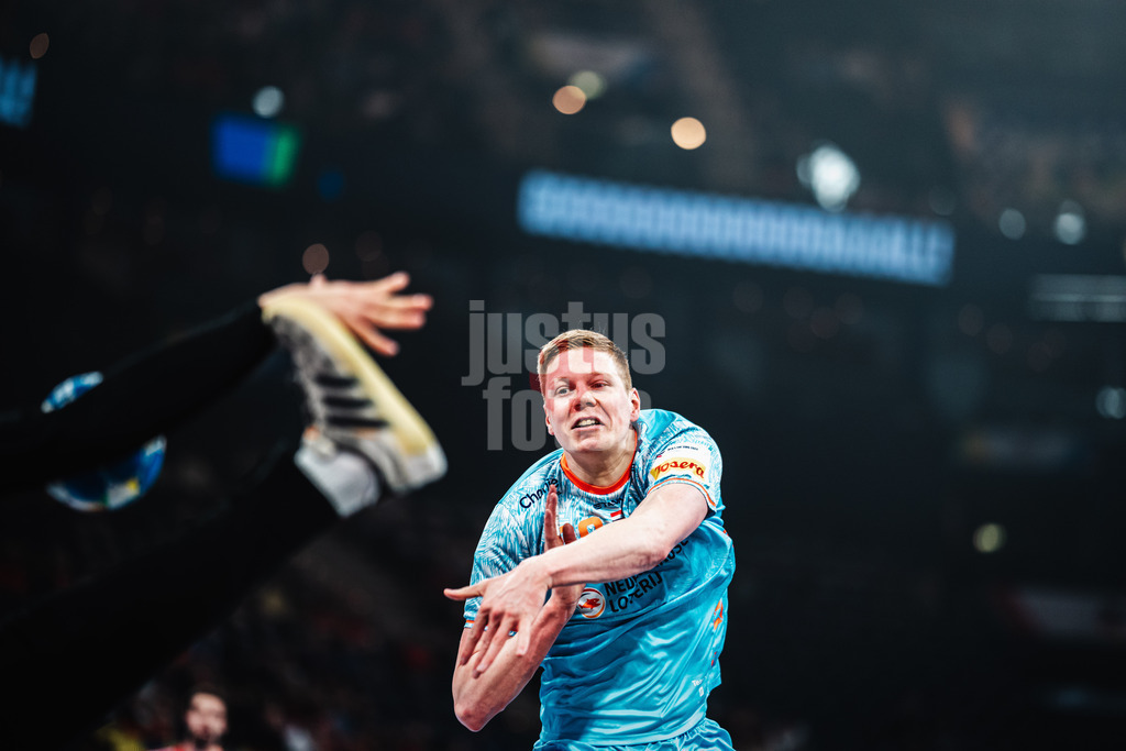 Handball | Herren | EHF EURO 2024 | European Championshop Men 2024 Final Tournament | Niederlande vs. Portugal | 23.01.2024 | Niels Gerardus Versteijnen (#20, Holland, NED) wirft in die Arme von Diogo Rema Marques (#16, Portugal, POR)