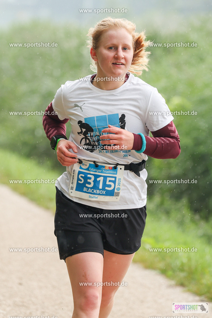 LUR_1223 | 34. M-net Erlanger Triathlon 2025 #erlangertriathlon  #mnettriathlon2025 #mnettriathlon #team #olympischedistanz #mitteldistanz #triathlon #maindonaukanal  #erlangertriathlon2025 #yourpictrs #tv1848 #tv1848erlangen  #triathlonbayern #sportinerlangen #demsportverbunden #sportshot_your_pictrs Copyright: www.sportshot.de