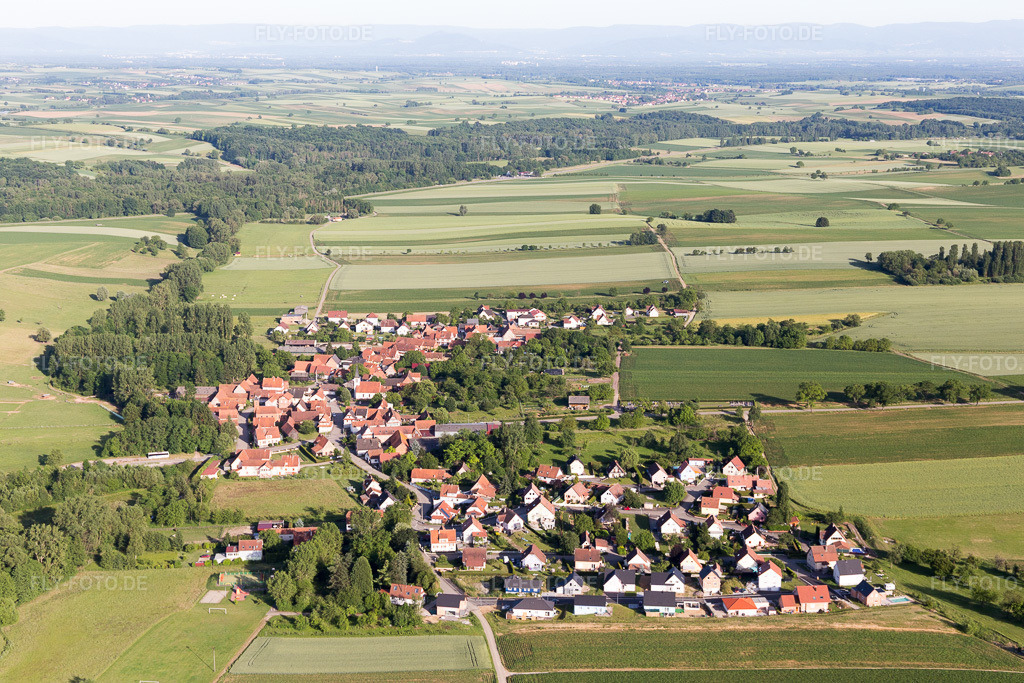 Luftbild: Ortsansicht in Ingolsheim im Bundesland Bas-Rhin in Frankreich. Foto: IMG_100758.jpg vom 08.06.2017 durch Werner Riehm/FLY-FOTO.de