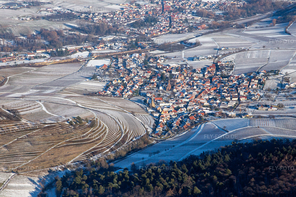Luftbild: Weinlage Keschdebusch aus Westen im Winter bei Schnee in Birkweiler im Bundesland Rheinland-Pfalz in Deutschland. Foto: IMG_139902.jpg vom 20.01.2024 durch Werner Riehm/FLY-FOTO.de