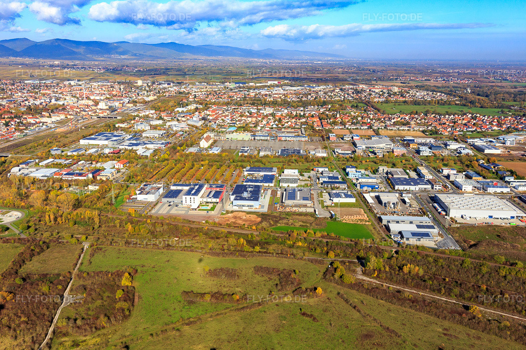 Luftbild: Gewerbegebiet Alber-Einstein.-Straße aus Süden im Ortsteil Queichheim in Landau im Bundesland Rheinland-Pfalz in Deutschland. Foto: IMG_104335.jpg vom 31.10.2017 durch Werner Riehm/FLY-FOTO.de