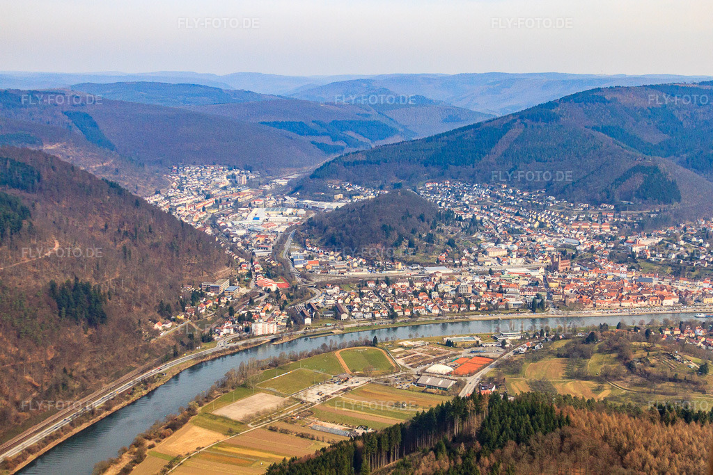 Luftbild: Stadtansich am Neckarufer von Südwesten in Eberbach im Bundesland Baden-Württemberg in Deutschland. Foto: IMG_38034.jpg vom 12.03.2011 durch Werner Riehm/FLY-FOTO.de