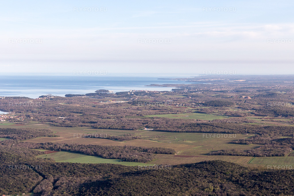 Vue aérienne: Vue de la ville à Flengi dans le département Gespanschaft Istrien, Croatie. Photo: IMG_106297.jpg prise le 14/04/2018 par Werner Riehm/FLY-FOTO.eu – Résolution de l'original: 5472 x 3648 px