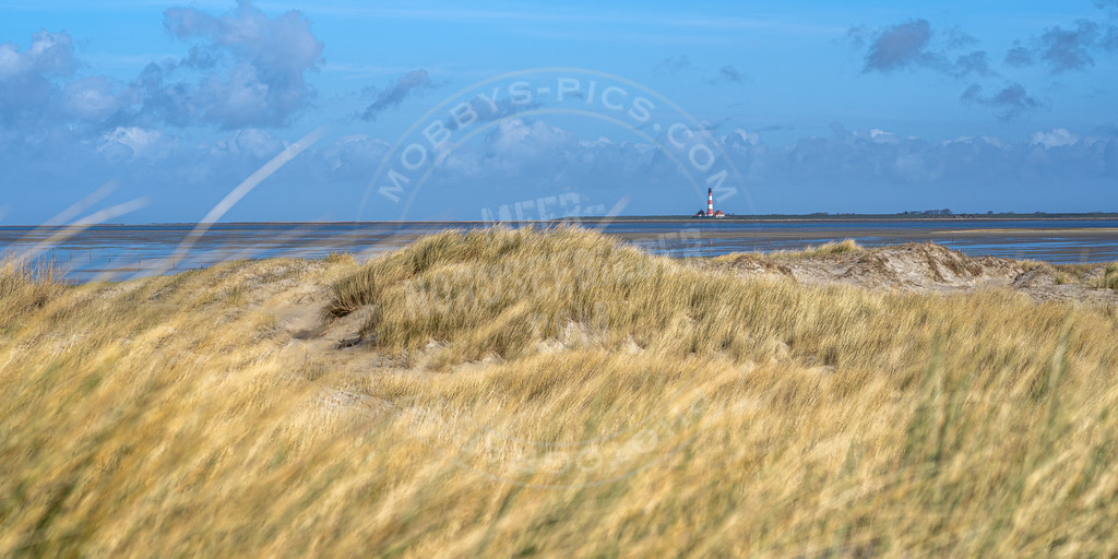 Leuchtturm Westerhever am Horizont | Westerheversand am Strand