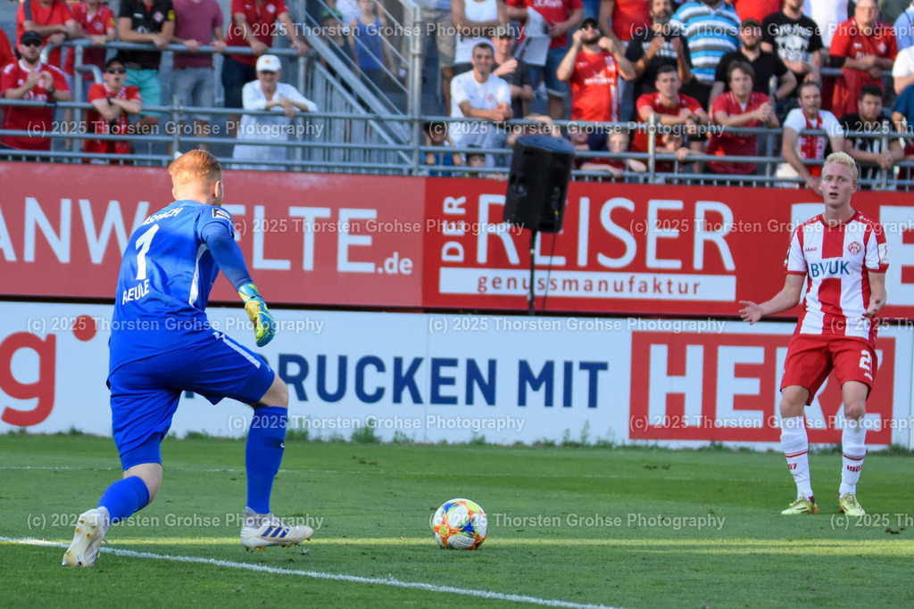Fussball, 3. Liga, Wuerzburg Kickers vs. SG Sonnenhof Grossaspach, 30.07.2019 | Fussball, 3. Liga, Wuerzburg Kickers vs. SG Sonnenhof Grossaspach, 30.07.2019; in der Flyeralarm ARENA in Wuerzburg, (Deutschland)

Bild:  Maximilian Reule 1 (SG Sonnenhof Grossaspach), Luke Hemmerich 21 (Wuerzburger Kickers)

DFL REGULATIONS PROHIBIT ANY USE OF PHOTOGRAPHS as IMAGE SEQUENCES and/or QUASI-VIDEO. - Realisiert mit Pictrs.com