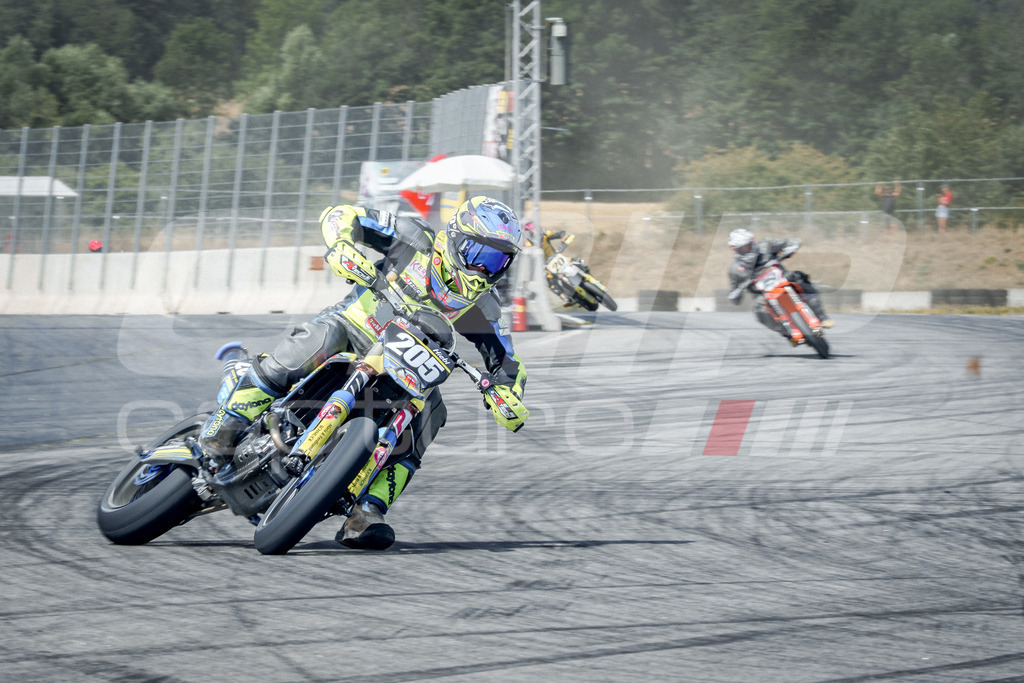 SuperMoto_Staatsmeisterschaft_Fuglau-720 | GRIPcapture steht für authentische Sportfotografie in Österreich – für Momente, die mehr sind als Geschwindigkeit oder Ergebnis. Es geht um Emotion, Spannung, Fokus und den Augenblick, der oft nur einen Wimpernschlag dauert.Ob Motorsport, Teamsport oder 