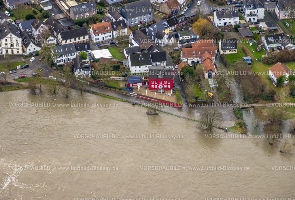 Essen231202882Kettwig-topaz | Luftbild, Ruhrhochwasser, Weihnachtshochwasser 2023, Fluss Ruhr tritt nach starken Regenfällen über die Ufer, Überschwemmungsgebiet am roten Gasthaus Alte Fähre, Kettwig, Essen, Ruhrgebiet, Nordrhein-Westfalen, Deutschland