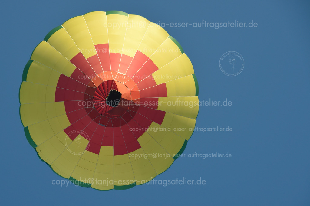 121 Gelber Heissluftballon von unten E | Gelber Heißluftballon direkt von unten fotografiert. Blauer Himmel als Copy Space für eigenen Text. Blick unter den Korb am Ballon.