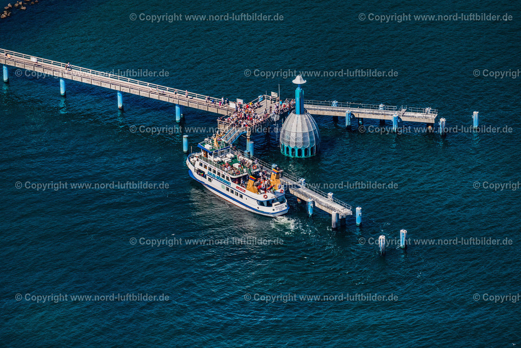 Sellin_Adler_Schiff_MS_Mönchsgut_ELS_5154100822 | OSTSEEBAD SELLIN 10.08.2022 Laufflächen und Konstruktion und Tauchgondel der Seebrücke über der Wasseroberfläche der Ostsee in Ostseebad Sellin auf der Insel Rügen im Bundesland Mecklenburg-Vorpommern, Deutschland. Weiterführende Informationen bei: Adler-Schiffe GmbH & Co. KG,  Seebrücke Sellin. // Running surfaces and construction of the pier over the water surface . in Ostseebad Sellin on the island of Ruegen in the state Mecklenburg - Western Pomerania, Germany. Further information at: Adler-Schiffe GmbH & Co. KG,  Seebruecke Sellin. Foto: Martin Elsen