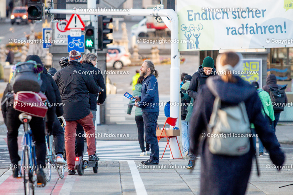 Linz_ Verkehr_ 07.04.2025-21 | 07.04.2025, LINZ, AUT, im Bild Themenbild, Verkehr, Stau, KFZ, Bruecke, Nibelungenbruecke, Auto, Montag, Fruehverkehr, Radweg, Radfahrstreifen, Radfahrer, Radlobby, Flyer verteilen, Info, Pendler, Neu, B127