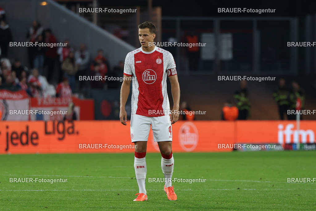 Rot-Weiss Essen - Hansa Rostock | Essen, Deutschland, 01.10.2025 Michael Schultz  (Rot-Weiss Essen) schautwährend des 3.Liga Spiels zwischen  Rot-Weiss Essen und TSG Hoffenheim u23 am 20.09.2025 im Stadion an der Hafenstraße in Essen. (Foto von Timo Bluhmki-Schmidt/Brauer Fotoagentur