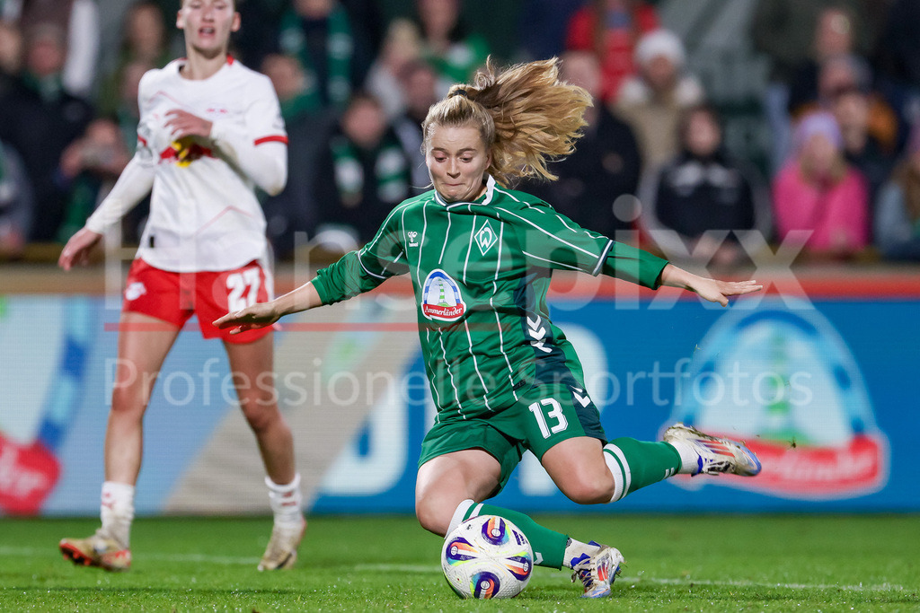 Fussball, Google Pixel Frauen-Bundesliga, SV Werder Bremen - RB Leipzig | Ricarda Walkling (SV Werder Bremen, 13) am Ball, Einzelbild, Ganzkörper, Aktion, Action, Spielszene, DIE DFB-RICHTLINIEN UNTERSAGEN JEGLICHE NUTZUNG VON FOTOS ALS SEQUENZBILDER UND/ODER VIDEOÄHNLICHE FOTOSTRECKEN. DFB REGULATIONS PROHIBIT ANY USE OF PHOTOGRAPHS AS IMAGE SEQUENCES AND/OR QUASI-VIDEO.
