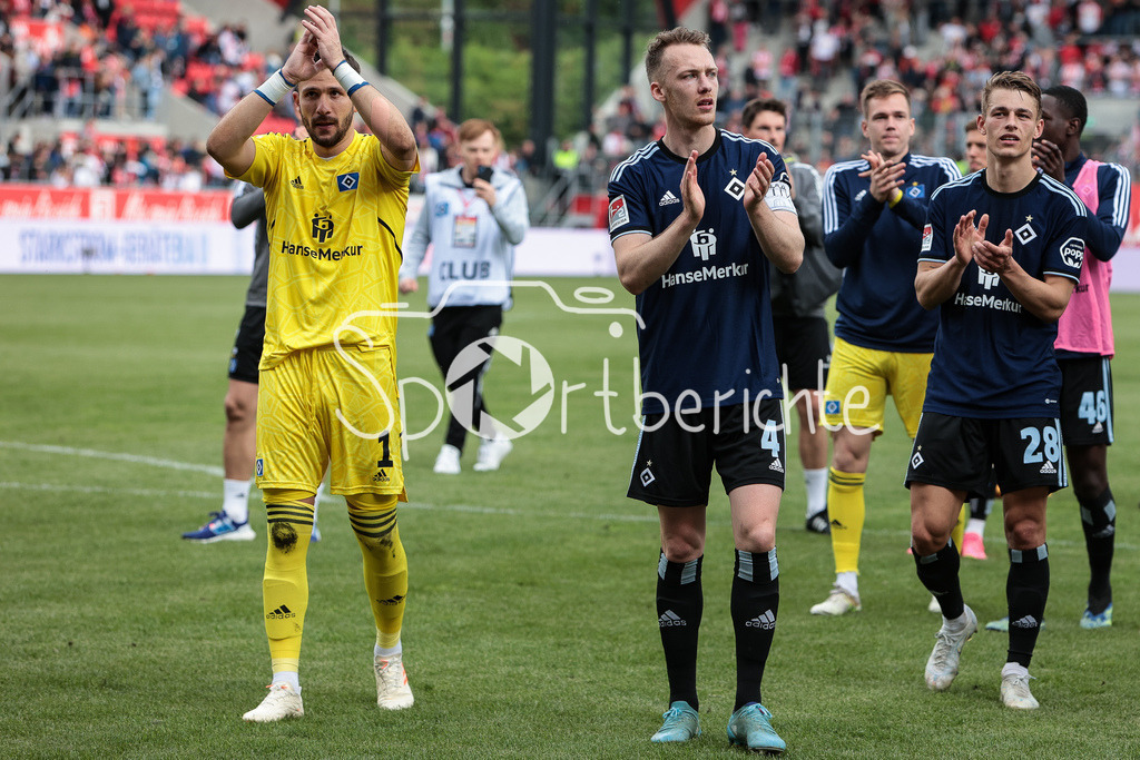 SSV Jahn Regensburg - Hamburger SV | Die Spieler des HSV feiern mit den mitgereisten fAns den Sieg in Regensburg / Jubel / Auswaertssieg / Freude / Ultras / DFL REGULATIONS PROHIBIT ANY USE OF PHOTOGRAPHS AS IMAGE SEQUENCES AND/OR QUASI-VIDEO/ / Daniel HEUER FERNANDEZ / Robert GLATZEL / Jonas DAVID / Moritz HEYER / Sebastian SCHONLAU