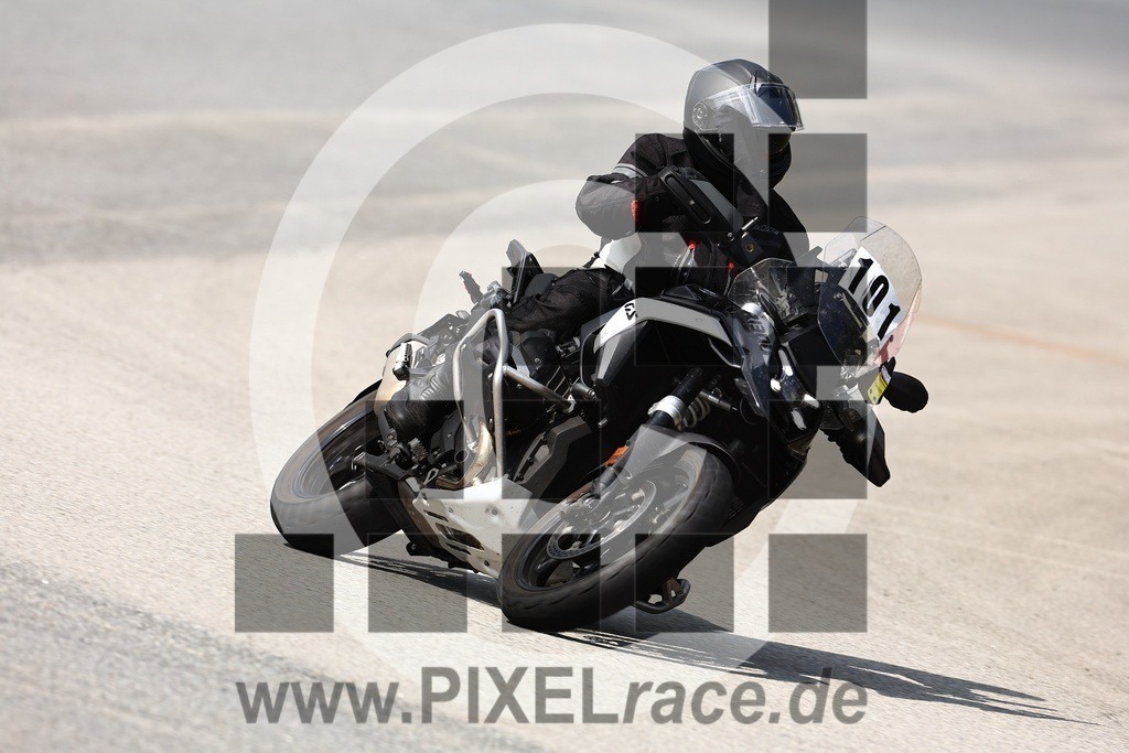 0101-20250714_03572 | Schöne Erinnerungen an spannende Momente - das festzuhalten ist unser Job. PIXELrace.de ist seit 2003 auf den Rennstrecken Europas unterwegs um die Action draußen beim Fahren und die wunderbare Stimmung imm Fahrerlager für euch einzufangen.