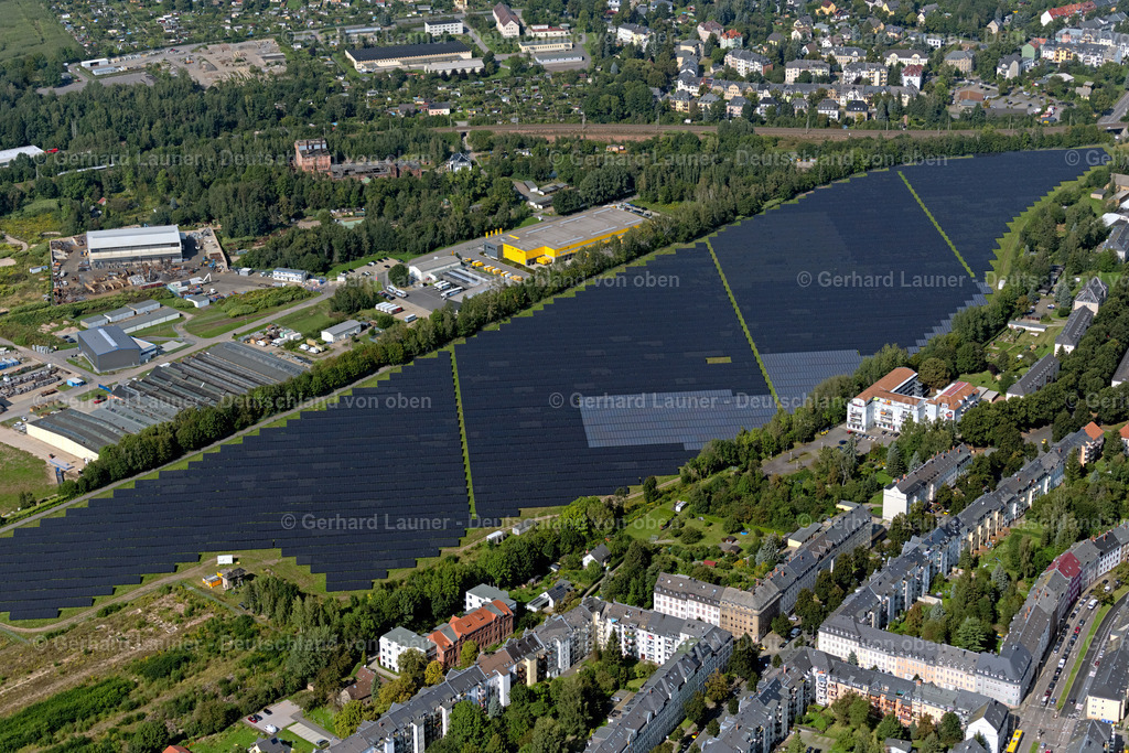 4060548 | CHEMNITZ 07.09.2021 Solarkraftwerk und Photovoltaik- Anlagen im Ortsteil Hilbersdorf in Chemnitz im Bundesland Sachsen, Deutschland. // Solar power plant and photovoltaic systems in the district Hilbersdorf in Chemnitz in the state Saxony, Germany. Foto: Gerhard Launer
