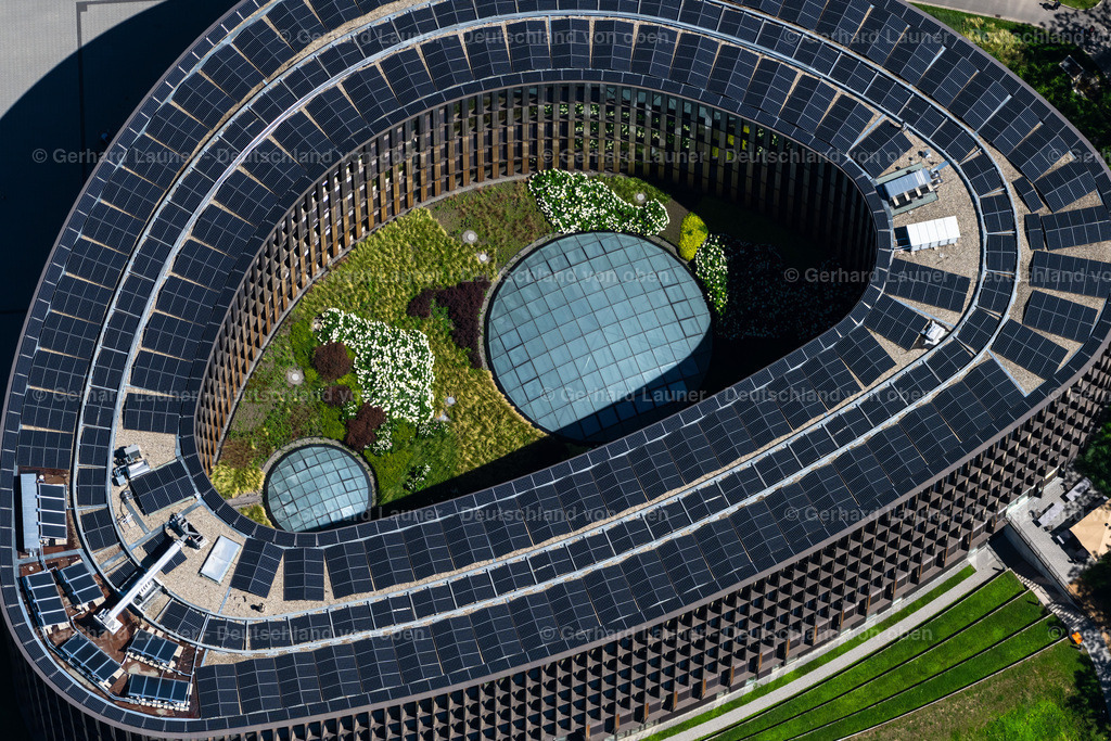 4033057 | FREIBURG IM BREISGAU 30.06.2020 Netto-Plusenergiegebäude des Rathauses der Stadtverwaltung und des Bürgerservicezentrum im Stühlinger an der Fehrenbachallee in Freiburg im Breisgau im Bundesland Baden-Württemberg, Deutschland. Weiterführende Informationen bei: Bruun &amp; Möllers GmbH &amp; Co. KG,  Drees &amp; Sommer SE,  Heinrich Würfel Metallbau GmbH,  Hydro Building Systems Germany GmbH,  Mohnke Höss Bauingenieure,  Stadt Freiburg im Breisgau,  THOST Projektmanagement GmbH. // Town Hall building of the city administration in Stuehlinger on Fehrenbachallee in Freiburg im Breisgau in the state Baden-Wuerttemberg, Germany. Further information at: Bruun &amp; Moellers GmbH &amp; Co. KG,  Drees &amp; Sommer SE,  Heinrich Wuerfel Metallbau GmbH,  Hydro Building Systems Germany GmbH,  Mohnke Hoess Bauingenieure,  Stadt Freiburg im Breisgau,  THOST Projektmanagement GmbH. Foto: Gerhard Launer