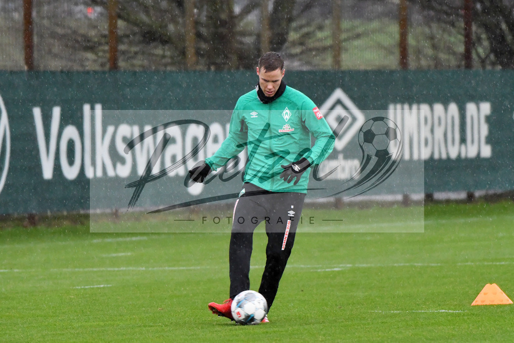 20200129_TRASVW_0014 | Fußball, Herren: Niklas Moisander (SV Werder Bremen) in Aktion, am Ball, Einzelaktion beim Training des SV Werder Bremen am 29.01.2020 im wohninvest Weserstadion in Bremen, Deutschland.(Foto von Nico Paetzel) - Realisiert mit Pictrs.com