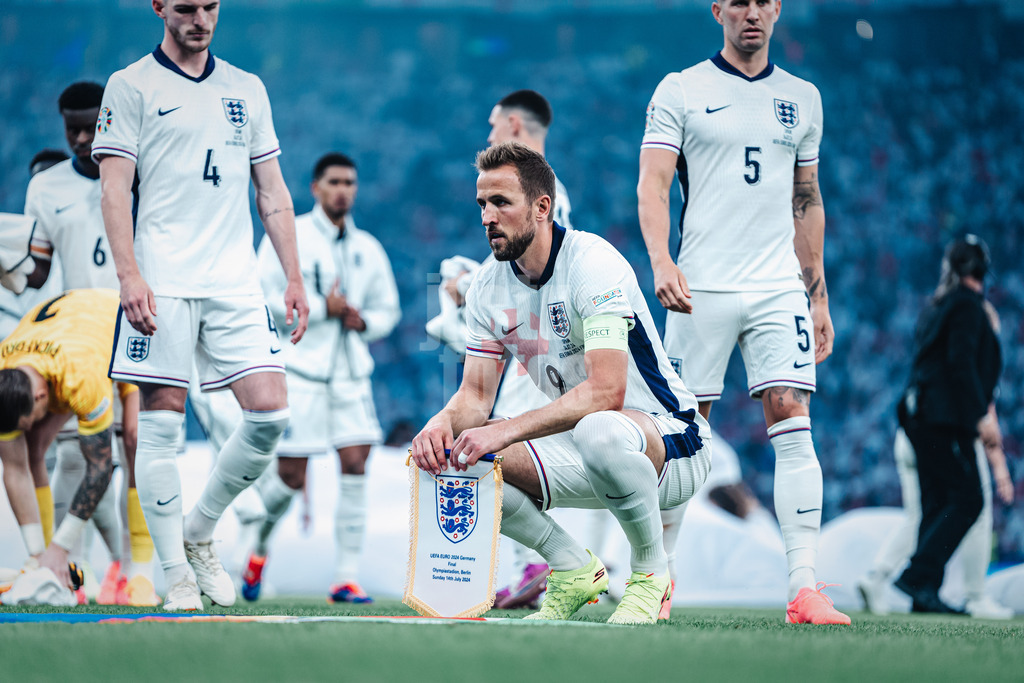 Fußball | Herren | UEFA-Fußball-Europameisterschaft 2024 | Finale | Spanien vs. England | 14.07.2024 | Harry Kane (#9, England) wartet auf seine Teamkameraden für das Mannschaftsfoto