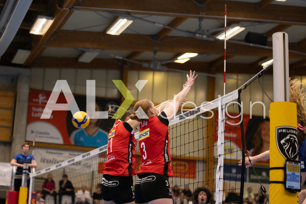 Volleyball I Frauen I Saison 2025-2026 I Volleyball NLA | Women I 1/2 Finals I  VC Kanti Schaffhausen - Sm'Aesch Pfeffingen I 07.03.2026 | 11 Kateřina Holásková (CZ) (VC Kanti Schaffhausen) – Mitte  //  3 Sydney Cole (USA) (VC Kanti Schaffhausen) – Pass / Zuspiel - Realisiert mit Pictrs.com