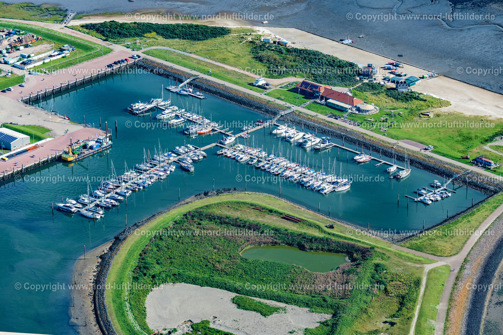 Norderney_Segelhafen_ELS_5954050923 | NORDERNEY 05.09.2023 Yachthafen mit Sportboot- Anlegestellen und Bootsliegeplätzen am Uferbereich in Norderney im Bundesland Niedersachsen, Deutschland. // Pleasure boat marina with docks and moorings on the shore area in Norderney in the state Lower Saxony, Germany. Foto: Martin Elsen