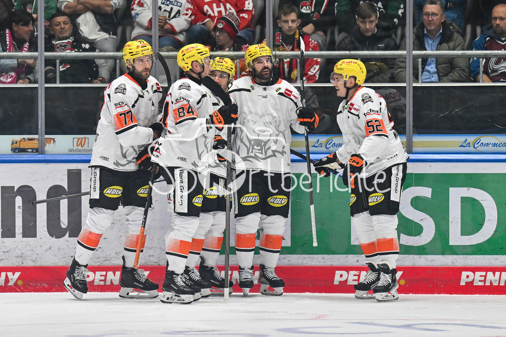 Augsburger Panther - Löwen Frankfurt | Jubel der Frankfurter nach dem Treffer zum 2-1 durch Cameron BRACE (Löwen Frankfurt 86) / Tor / Torschuetze / Freude / Happy beim match zwischen den Augsburger Panthern und den Löwen Frankfurt am 8. Spieltag der Penny DEL im Curt Frenzel Stadion am 19.10.2025