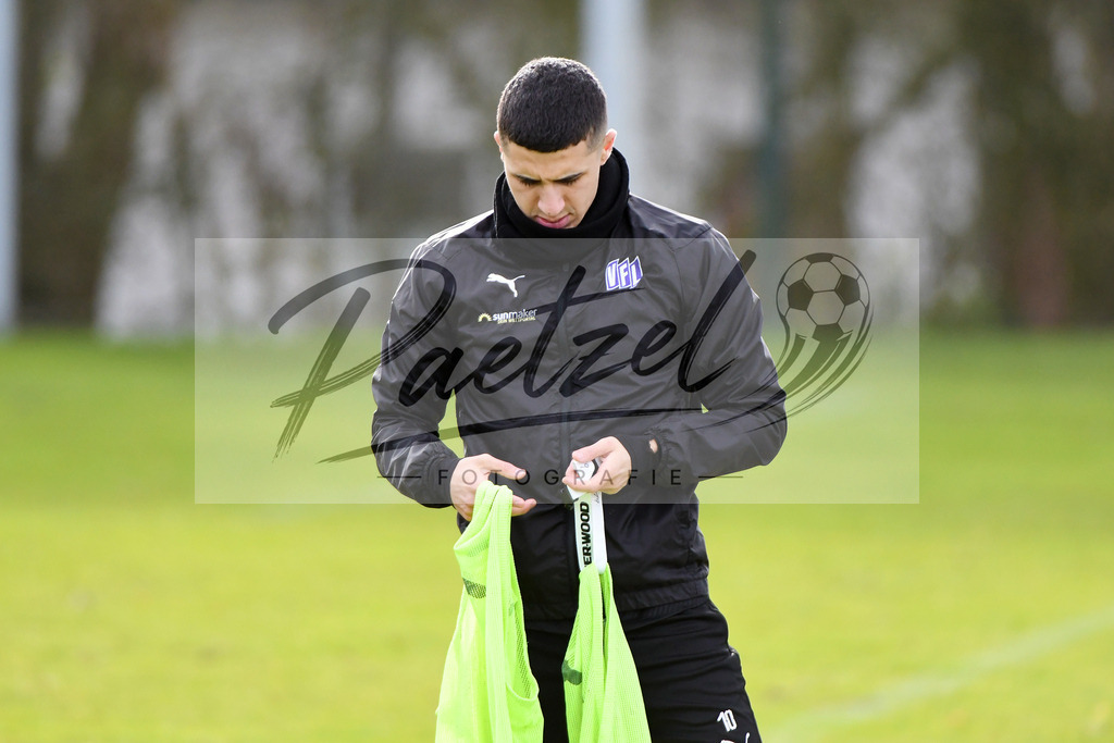 20200221_TRAOSN_0056 | Fussball, Herren: Anas Ouahim (VfL Osnabrueck) schaut waehrend der Trainingseinheit des VfL Osnabrueck im Sportpark Illoshoehe am 21.02.2020 in Osnabrueck, Deutschland. - Realisiert mit Pictrs.com