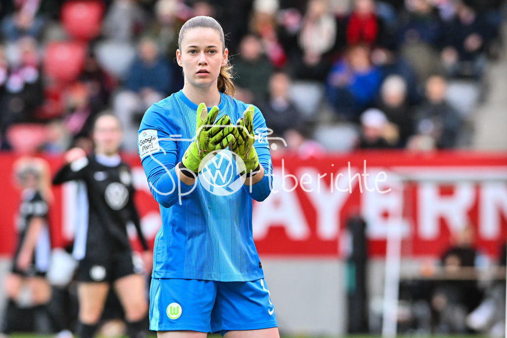 FC Bayern München - VfL Wolfsburg | MUNICH, GERMANY - 22. FEBRUARY: im Bild Stina JOHANNES (VfL Wolfsburg Frauen 1), die einen Ball fordert / Einzelfoto / Freisteller während dem Spiel zwischen den Frauen des FC Bayern München und den Frauen des VfL Wolfsburg am 19. Spieltag der Google Pixel Frauen-Bundesliga am FC Bayern Campus