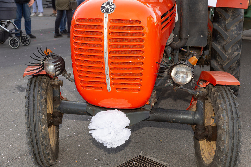 Umzug2025-176_9853 | Fotostrecke: FASCHINGSUMZUG 2025 in Loosdorf. 22 Masken(gruppen)-Teilnehmer: Loosdorfer Vereine, Wirtschaftstreibende, Gemeindeabordnungen sowie Kreditinstitute. rund 700 Besucher entlang der Hauptstrasse. Veranstaltungs-Sicherung durch Mannschaft der FF-Loosdorf mit schwerem Gerät. Maskenprämierung am EKZ-Platz durch Bgm. Thomas Vasku in den Kategorien: Bester Festwagen (Fa. gkonzept-Groissenberger; Beste Personengruppe-ASK-Loosdorf; Beste Einzelperson; Weiteste Anreise-FF Schollach;