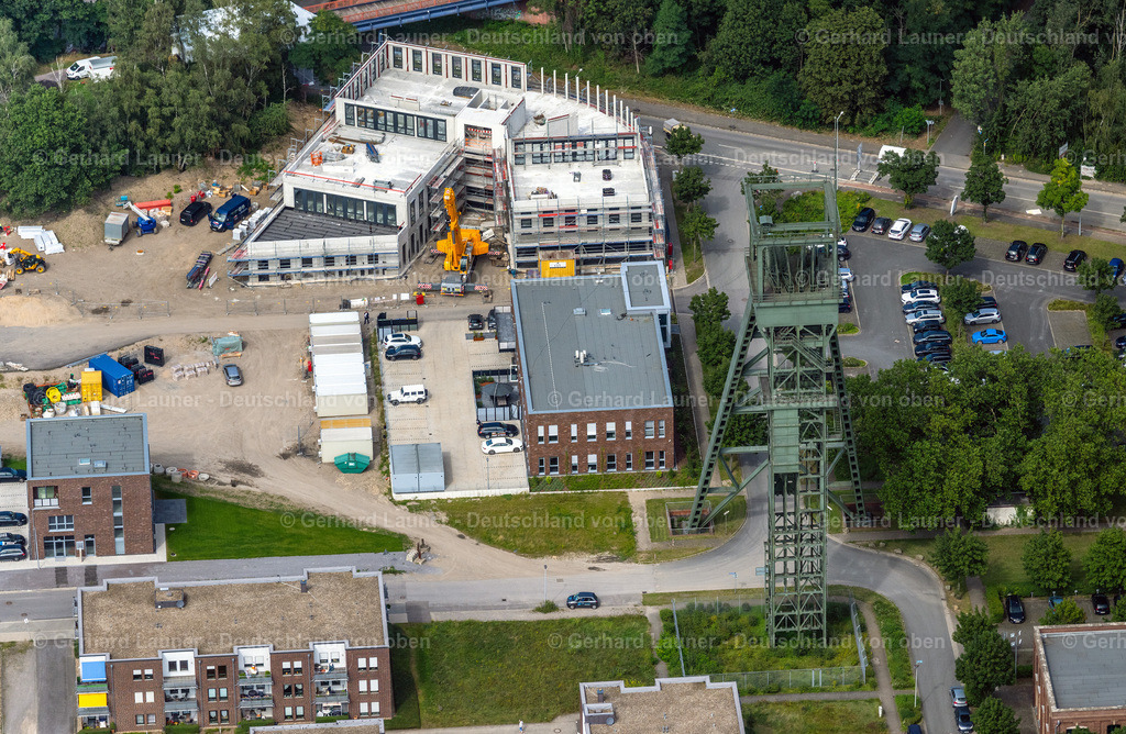 4050173 | OBERHAUSEN 25.08.2021 Baustelle zum Neubau eines Büro- und Geschäftshauses " Haus der Grünen Verbände " am Olgapark - Vestische Straße in Oberhausen im Ruhrgebiet im Bundesland Nordrhein-Westfalen, Deutschland. Weiterführende Informationen bei: GOLDBECK West GmbH,  Landesverband Gartenbau Nordrhein-Westfalen e. V.,  Verband Garten-, Landschafts- und Sportplatzbau Nordrhein-Westfalen e.V.,  Verband des Deutschen Blumen - Groß- und Importhandels e.V.. // Construction site to build a new office and commercial building " Haus of Gruenen Verbaende " in Oberhausen at Ruhrgebiet in the state North Rhine-Westphalia, Germany. Further information at: GOLDBECK West GmbH,  Landesverband Gartenbau Nordrhein-Westfalen e. V.,  Verband Garten-, Landschafts- und Sportplatzbau Nordrhein-Westfalen e.V.,  Verband des Deutschen Blumen - Gross- und Importhandels e.V.. Foto: Gerhard Launer