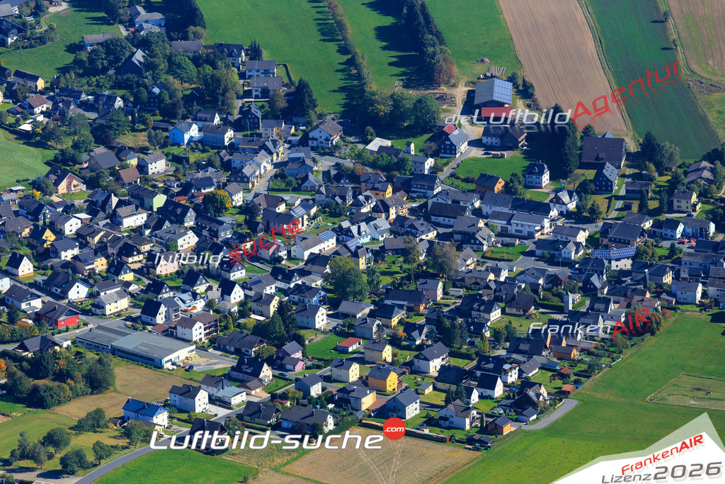 Die Luftaufnahme der Stadt Teuschnitz wurde vom UL-Flugzeug heraus erstellt ( keine Drohne )- hohe Auflösung für beste Qualität