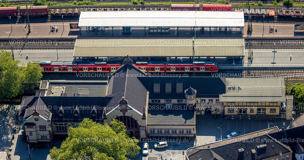 Witten240506877 | Luftbild, Hbf Hauptbahnhof Gebäude mit Bahnsteig und S-Bahn Zug, Witten, Ruhrgebiet, Nordrhein-Westfalen, Deutschland