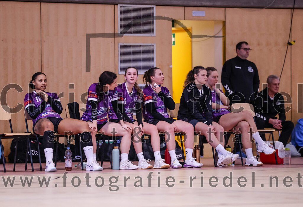 2024-12-14_092_SpVgg_Altenerding_gegen_SVA_Palzing | Erding, Deutschland, 14.12.2024:Handball, Bezirksoberliga Frauen Altbayern 2024 / 2024, 9. Spieltag, SpVgg Altenerding gegen SVA Palzing, Endergebnis: 20:30Nikayla Alston (SpVgg Altenerding, #11), Lena Graf (SpVgg Altenerding, #6), Johanna Taubmann (SpVgg Altenerding, #22)Foto: Christian Riedel / fotografie-riedel.net