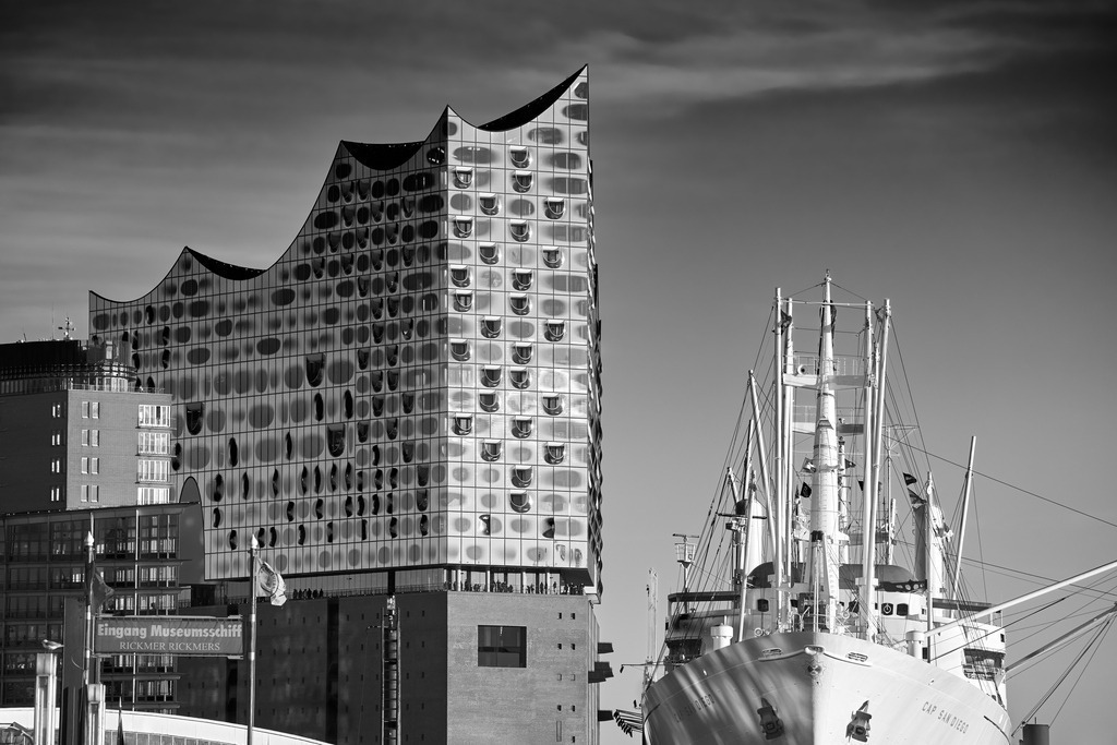 elbphilharmonie in schwarzweiss leinwandbild acrylglas | Kaufen Sie Hamburg Bilder und Hamburg Fotos auf Leinwand, Acrylglas, Alu-Dibond, oder als Poster in Hamburgs großer Onlinegalerie. Elbphilharmonie Bilder, Hamburger Hafen, Speicherstadt, Alster und viel mehr.