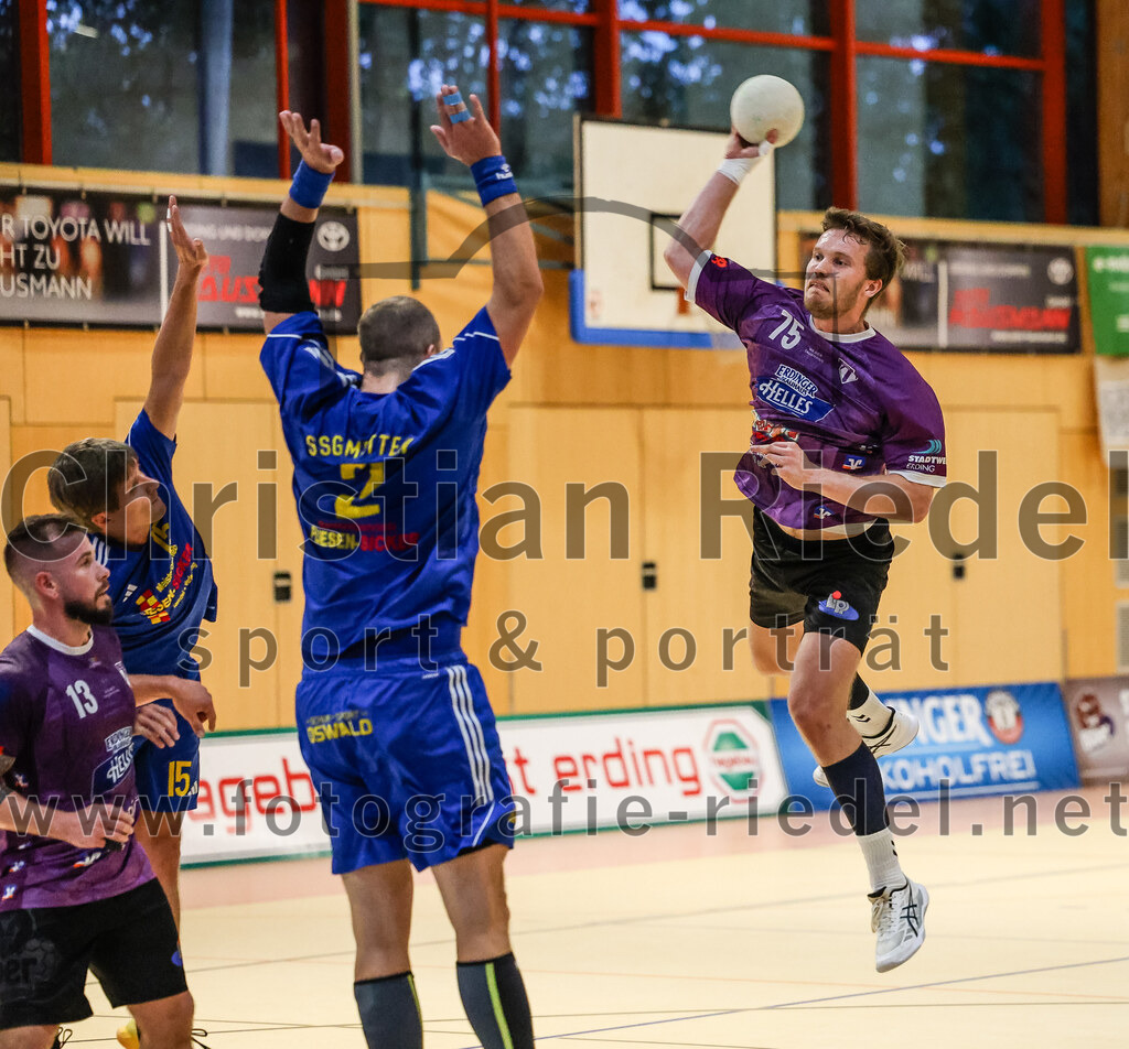 2024-10-13_086_SpVgg_Altenerding_gegen_SSG_Metten | Erding, Deutschland, 13.10.2024:Handball, Bezirksoberliga Männer 2024 / 2025, 4. Spieltag, SpVgg Altenerding gegen SSG Metten, Endergebnis: 40:22Karel Kveton (SSG Metten, #2), Ferdinand Menzel (SpVgg Altenerding, #75)Foto: Christian Riedel / fotografie-riedel.net