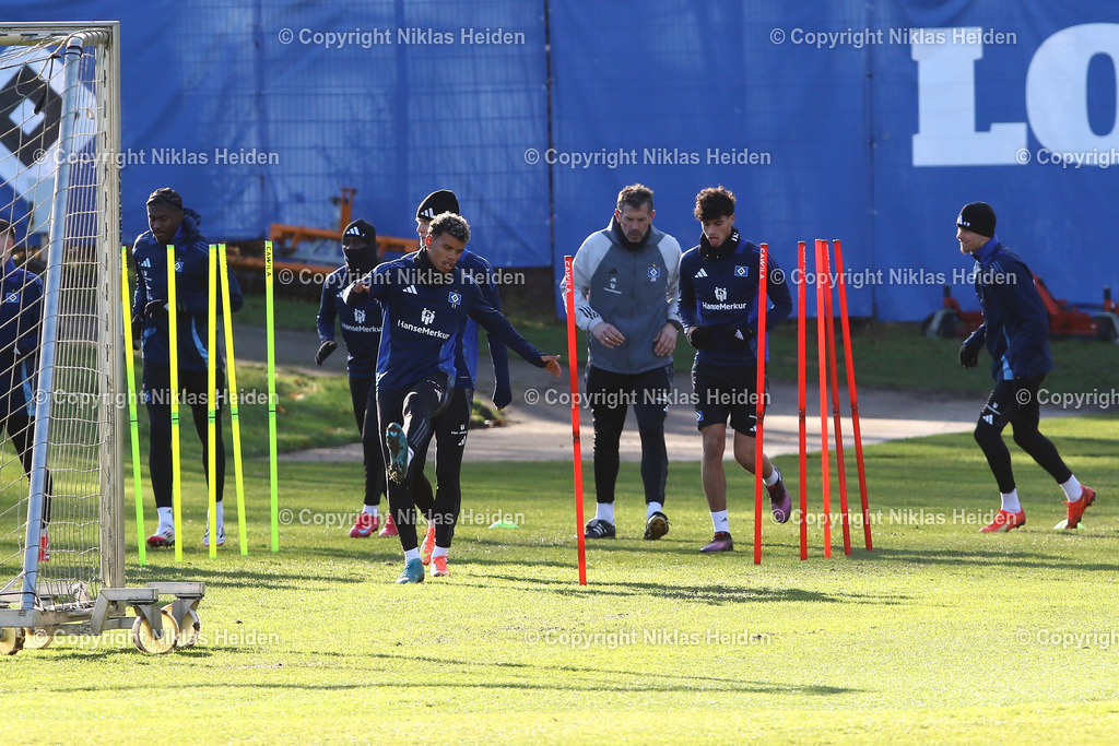 NH_HamburgerSV_Training_31012025 | Ransford-Yeboah Königsdörffer (Hamburger SV) beim Aufwärmen mit seinen Teamkollegen.Fußball I Herren I Training I Saison 2024-2025 I Hamburger SV I 31.01.2025 I Trainingsplätze Volksparkstadion
