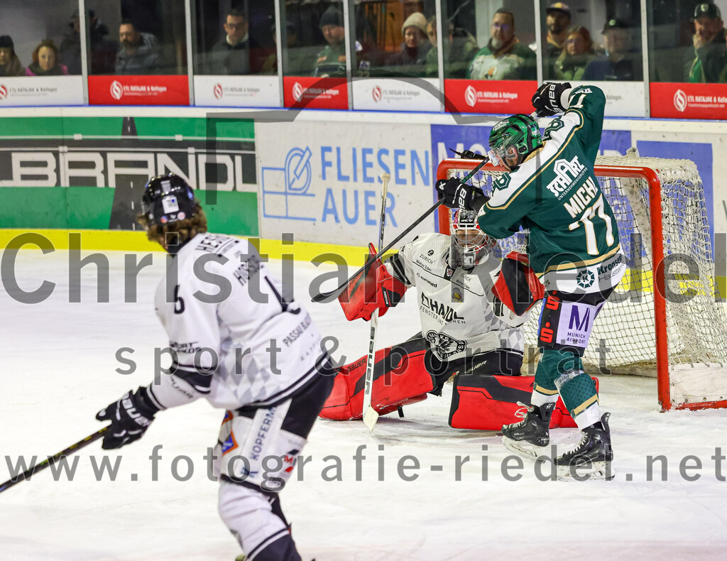 2026-01-30_097_TSV_Erding_gegen_EHF_Passau_Black_Hawks | Erding, Deutschland, 30.01.2026:Eishockey, Oberliga Süd 2025 / 2026, 42. Spieltag, TSV Erding gegen EHF Passau Black Hawks, Endergebnis: 2:6Tom Horschel (EHF Passau Black Hawks, #6), Torwart Janik Engler (EHF Passau Black Hawks, #30), Philipp Michl (Erding Gladiators, #77)Foto: Christian Riedel / fotografie-riedel.net