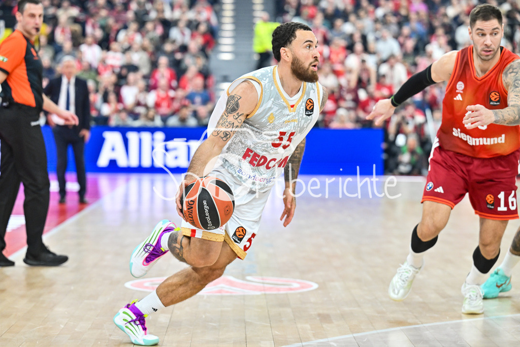 FC Bayern Basketball - AS Monaco Basket | MUNICH, GERMANY - 05. FEBRUARY: am Ball Mike JAMES (AS Monaco Basket 55) während dem Match zwischen dem FC Bayern Basketball und dem AS Monaco Basket am 27. Spieltag der EuroLeague im SAP GARDEN