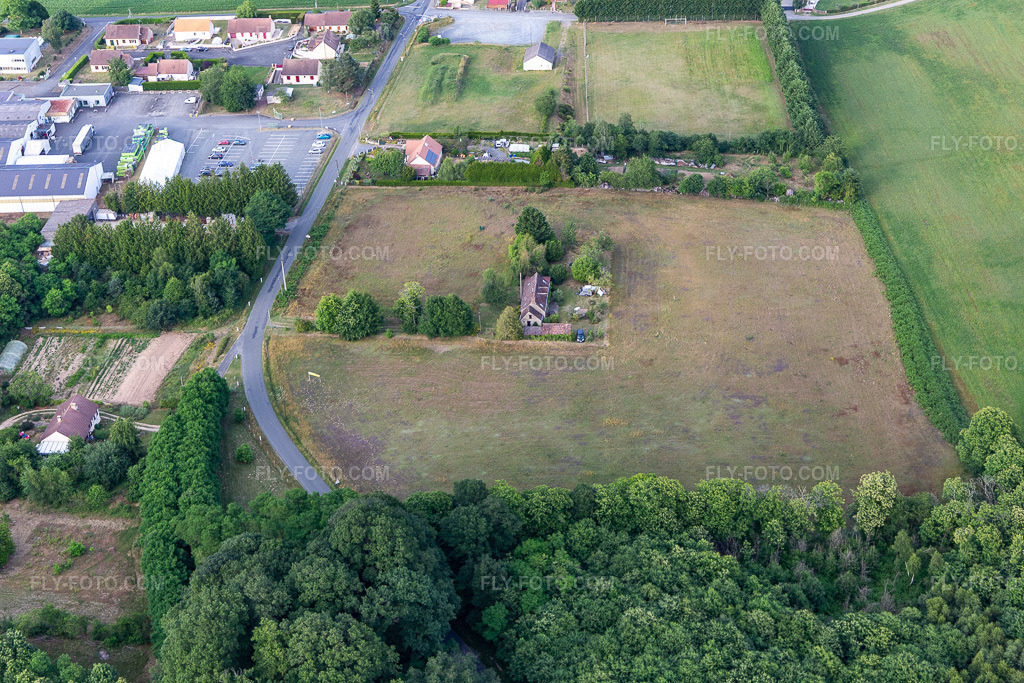 Aerial view: Le Piquet in Semur-en-Vallon in the state Sarthe, France. – Photo: IMG_132404.jpg taken on 06/14/2022 by Werner Riehm/FLY-FOTO.com – Resolution of the original: 5472 x 3648 px