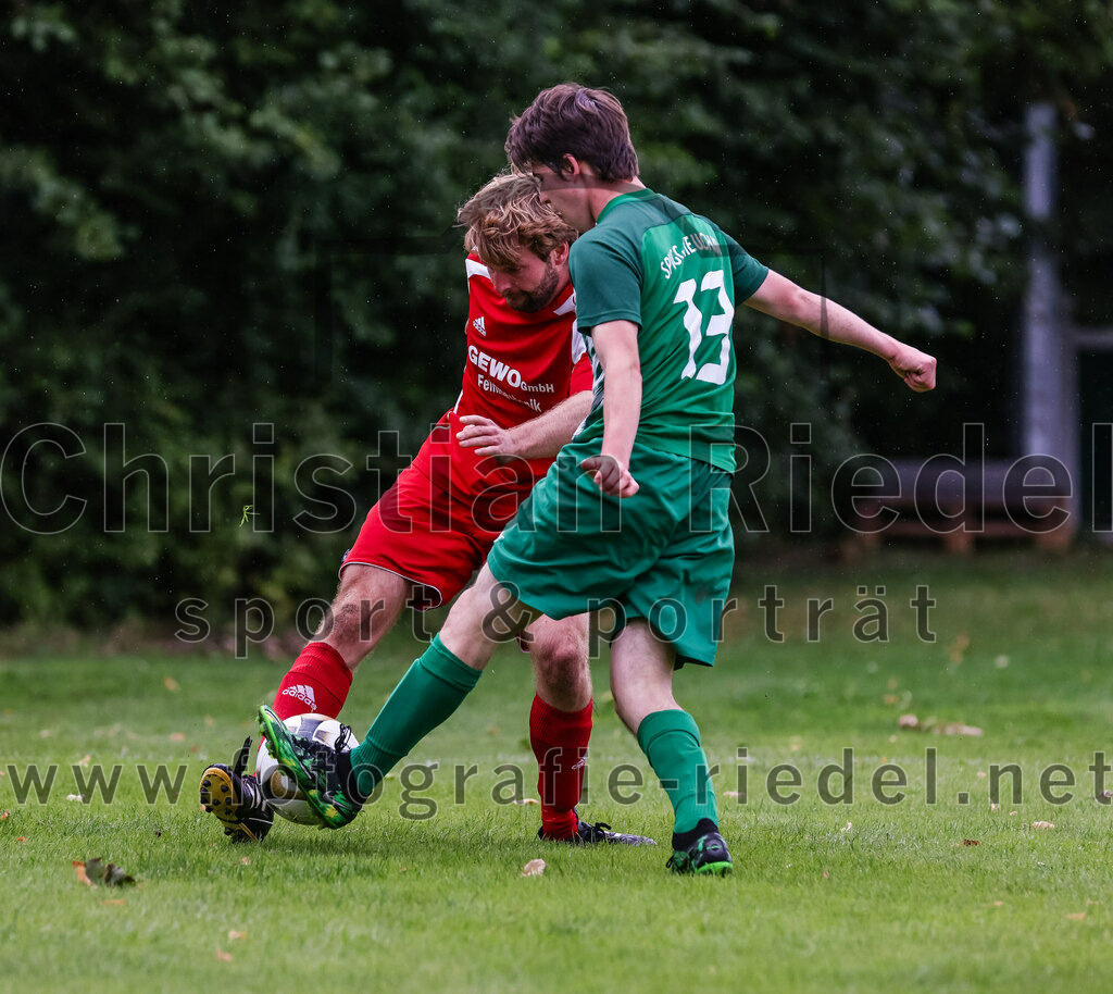 2023-08-06_083_SpVgg_Neuching_gegen_SG_Hoerlkofen-Woerth | Neuching, Deutschland, 06.08.2023:
Fußball, A-Klasse 2023 / 2024, 1. Spieltag, SpVgg Neuching gegen SG Hörlkofen/Wörth, Endergebnis: 0:0

Martin Kutscherauer (SG Hörlkofen/Wörth, #7), Franz Alexander (SpVgg Neuching, #13)

Foto: Christian Riedel / fotografie-riedel.net