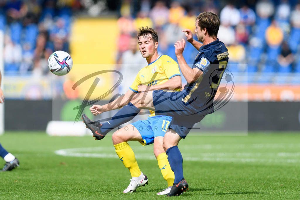 EBSTSV20210828_015 | Fussball, Herren: Yari Otto (Eintracht Braunschweig) und Richard Neudecker (TSV 1860 Muenchen) im Zweikampf beim Spiel der 3. Liga zwischen Eintracht Braunschweig und TSV 1860 Muenchen im Eintracht-Stadion am 28.08.2021 in Braunschweig, Deutschland.DFB / DFL REGULATIONS PROHIBIT ANY USE OF PHOTOGRAPHS AS IMAGE SEQUENCES AND/OR QUASI-VIDEO. - Realisiert mit Pictrs.com