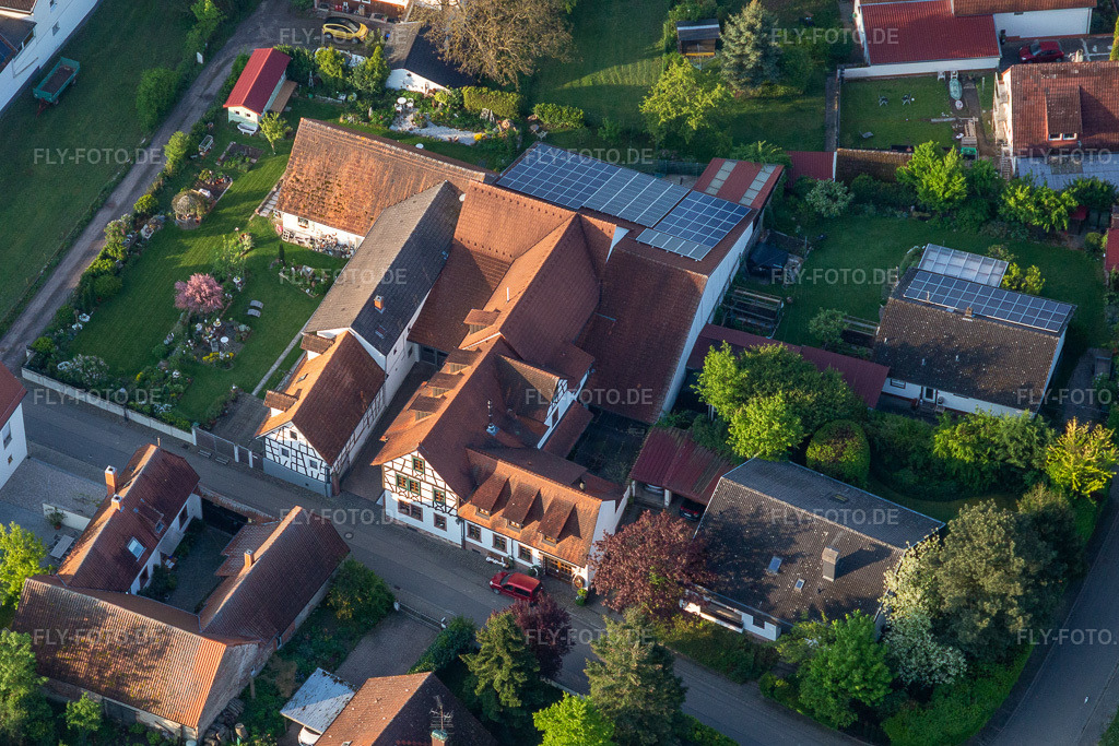 Luftbild: Weingut und Weinstube Vogler im Ortsteil Heuchelheim in Heuchelheim-Klingen im Bundesland Rheinland-Pfalz in Deutschland. Foto: IMG_113855.jpg vom 01.05.2019 durch Werner Riehm/FLY-FOTO.de