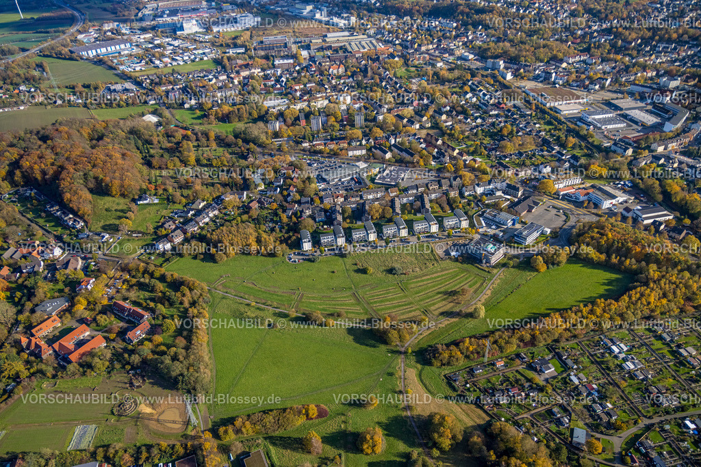 Witten231101265 | Luftbild, Wiesengelände Wullener Feld Pferdebachtal für geplante Gartenanlage, links der Christopherus-Hof mit Neuanlage Kräutergarten, Wohngebiet Rosi-Wolfstein-Straße und Netto Supermarkt und Dr. Spang Ingenieurgesellschaft mit Neubau-Baustelle, Blick auf den Kommunalfriedhof Annen im Herbstwald Homberge und Wohngebiet Ortsteil Annen, Witten, Ruhrgebiet, Nordrhein-Westfalen, Deutschland