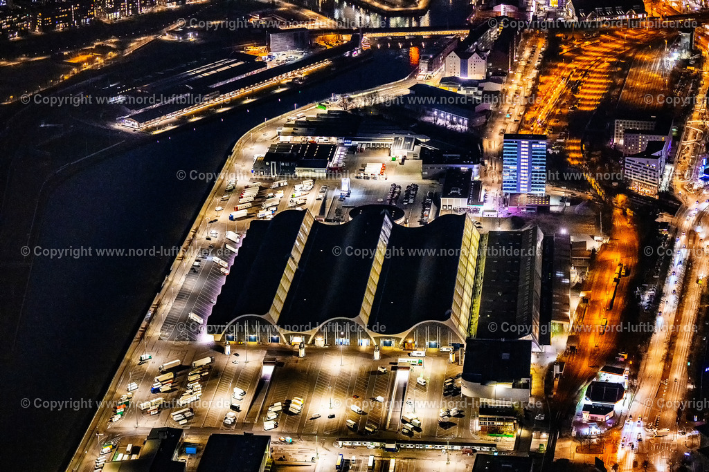 Hamburg_Grossmarkt_Nachtaufnahme_ELS_6195060325 | HAMBURG 06.03.2025 Nacht- Lichter und Beleuchtung Gebäude des Großhandelszentrum für Blumen , Obst und Gemüse in Hamburg, Deutschland. Weiterführende Informationen bei: Großmarkt Hamburg Verwaltungsgenossenschaft eG,  Marktgemeinschaft Blumengroßmarkt Hamburg eG. // Night lighting building of the wholesale center for flowers, fruits and vegetables in Hamburg, Germany. Further information at: Grossmarkt Hamburg Verwaltungsgenossenschaft eG,  Marktgemeinschaft Blumengrossmarkt Hamburg eG. Foto: Martin Elsen