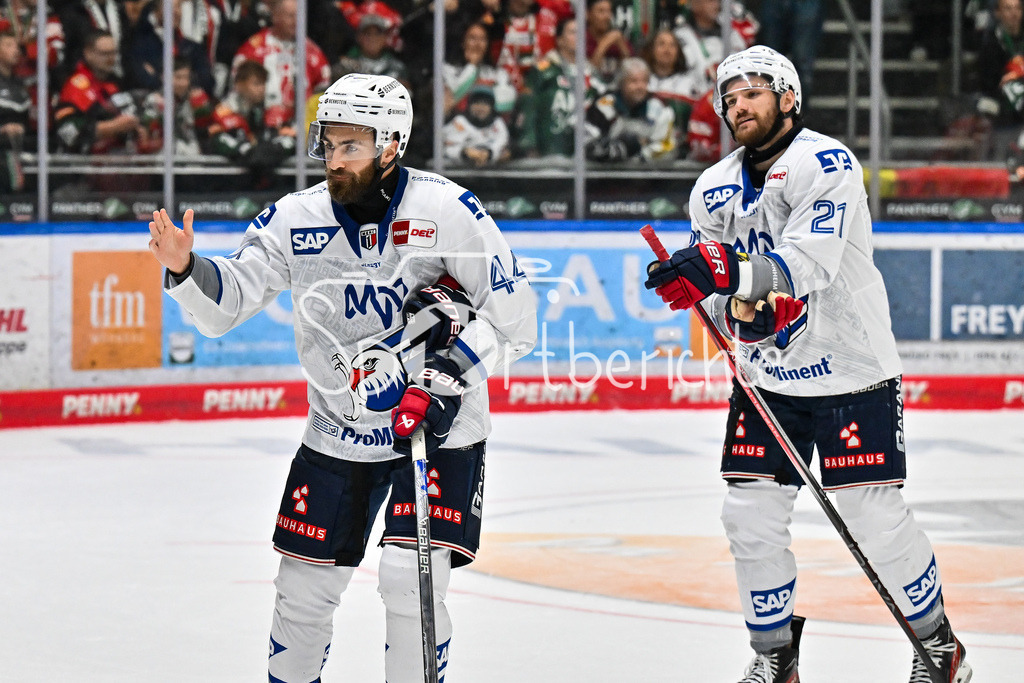 Augsburger Panther - Adler Mannheim | Jubel der Adler nach dem Treffer zum 4-3 durch Anthony GRECO (Adler Mannheim 44) / Tor / Torschuetze / Freude / Happy / DEL: Augsburger Panther - Adler Mannheim; Curt Frenzel Stadion am 14.09.2025